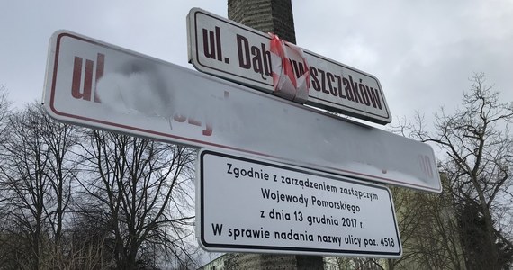 ​Gdańsk nie wyklucza ponownego montażu tabliczek ze zdekomunizowanymi nazwami ulic - dowiedział się reporter RMF FM. Chodzi o oznakowanie zdjęte w zeszłym tygodniu po tym, gdy Wojewódzki Sąd Administracyjny uchylił zarządzenia wojewody pomorskiego zmieniające nazwy siedem ulic. Jedną z nich jest ulica Dąbrowszczaków, której wojewoda nadał nazwę prezydenta Lecha Kaczyńskiego.