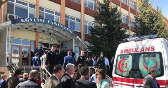 Co najmniej cztery osoby zginęły, a trzy zostały ranne w strzelaninie, do której doszło na uniwersytecie Osmangazi w Eskisehirze, na zachodzie Turcji. Napastnik, pracownik naukowy uczelni, został zatrzymany przez policję - podała agencja AP.