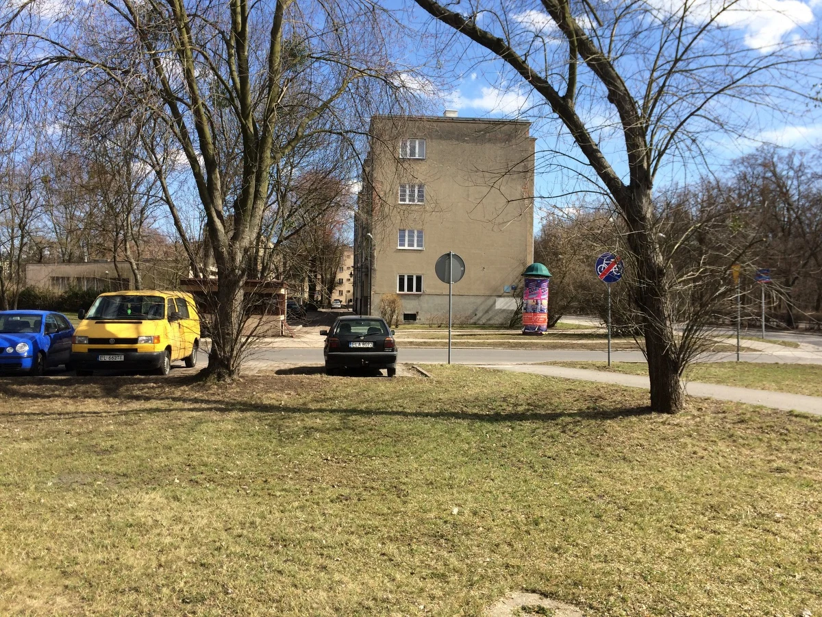 Mieszkańcy łódzkiego osiedla im. Montwiła-Mireckiego nie zgadzają się, aby na zielonym skwerze w pobliżu ich mieszkań powstał wielopiętrowy blok. Argumentują, że to ostatnie miejsce, gdzie mogą spotykać się lokatorzy starego osiedla i nowych apartamentowców. 