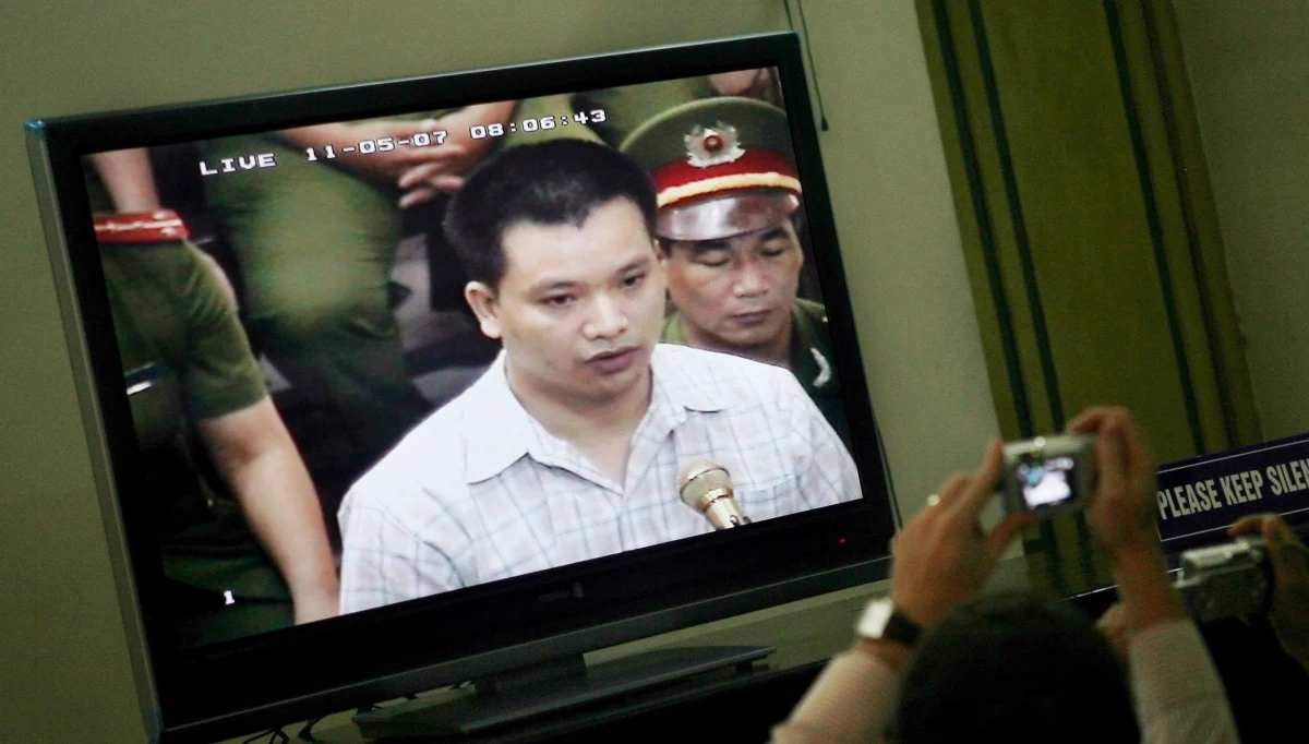 Wietnamski dysydent, 48-letni Nguyen Van Dai został w czwartek skazany przez sąd w Hanoi na 15 lat więzienia; pięciu innych dysydentów otrzymało wyroki od 7 do 12 lat pozbawienia wolności. Skazano ich za "próbę obalenia ustroju komunistycznego".