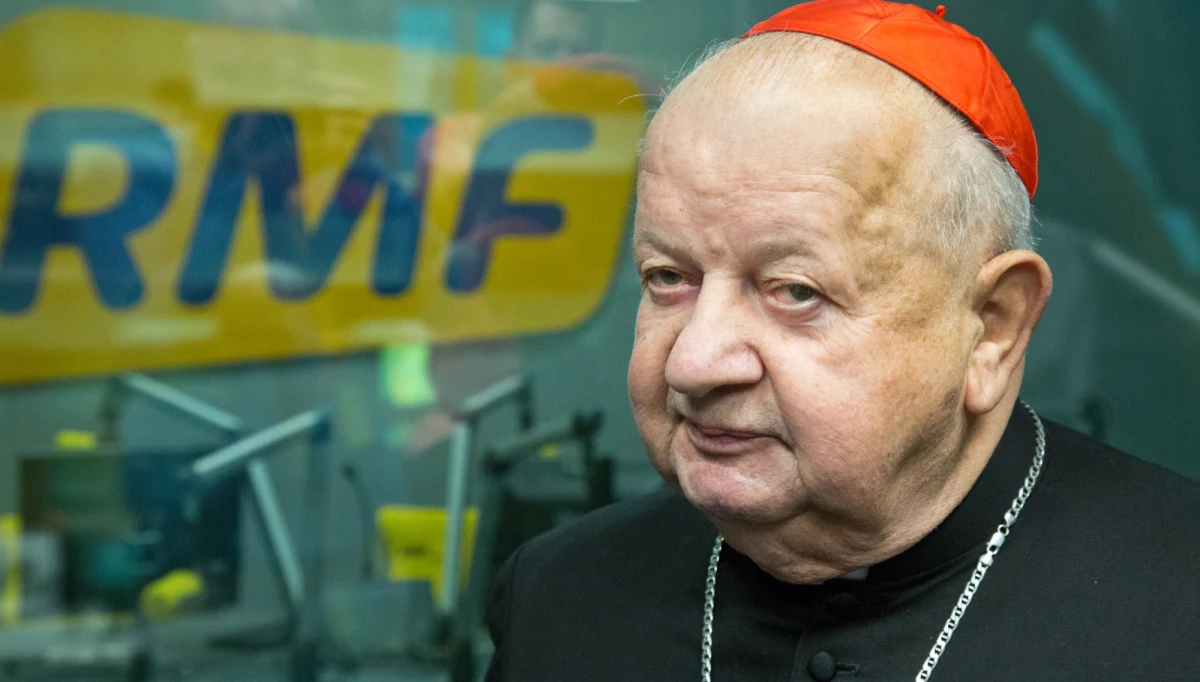 "Słyszałem w środkach przekazu, że jest jakieś rozwiązanie tego problemu, który zaciąży na opinii publicznej bardzo mocno. Wielkie zdziwienie u ludzi, dobrze, że jest jakieś program rozwiązania tego problemu" – powiedział w Porannej rozmowie w RMF FM kard. Stanisław Dziwisz, odnosząc się do nagród, jakie otrzymali ministrowie rządu PiS. Kard. Dziwisz zaznaczył, że z tego rodzaju sprawami mamy do czynienia "we wszystkich krajach". "Ja myślę, że z tego kryzysu wyjdziemy pozytywnie - społeczeństwo polskie, całe - łącznie z politykami, łącznie  z ludźmi, którzy stoją na czele naszego kraju" – ocenił. Zapytany, co radziłby politykom i osobom pełniącym służbę publiczną, kard. Dziwisz odpowiedział: „Głęboko się zastanowić, czy to jest moralne”. Kard. Dziwisz, dopytywany, czy politycy usłuchają jego apelu, stwierdził: "Pan Bóg dał tyle nakazów, 10 Przykazań Bożych, i różnie bywa z tym zachowaniem ich".