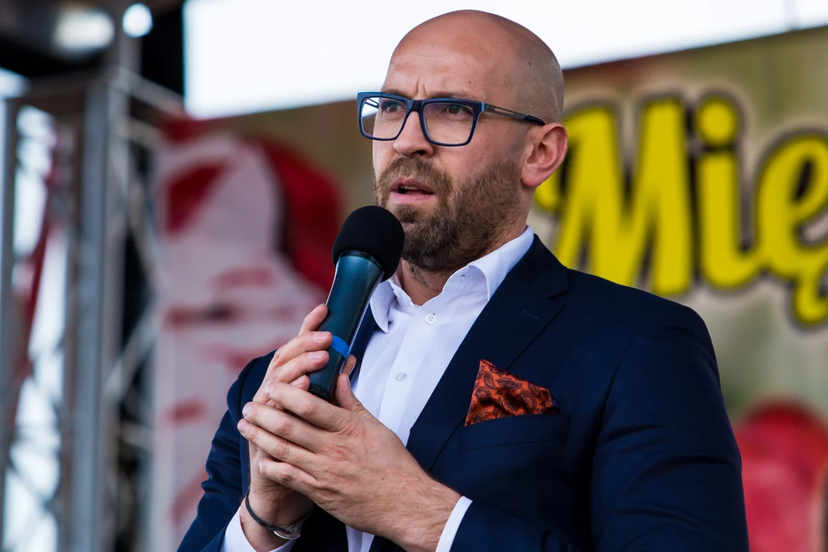 ​Jest już pierwszy polityk, który dostał po kieszeni "za naruszenie powagi Sejmu". Zbyt często przerywał wystąpienie szefa MSZ - pisze piątkowa "Rzeczpospolita".