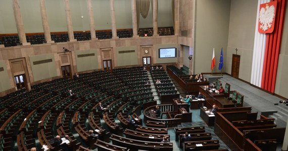 Według najnowszego sondażu IBRiS, przeprowadzonego na zlecenie "Rzeczpospolitej", zmniejszyła się przewaga PiS nad opozycją. Gdyby wybory odbyły się dziś, na partię rządzącą (razem z Porozumieniem i Solidarną Polską) zagłosowałoby 31,8 proc. wyborców. To o 7,6 pkt proc. mniej niż w analogicznym sondażu sprzed miesiąca. "To nie spadek, ale prawdziwe tąpnięcie (...). To efekt m.in. kryzysu wywołanego premiami dla ministrów" - komentuje notowania Prawa i Sprawiedliwości "Rzeczpospolita".