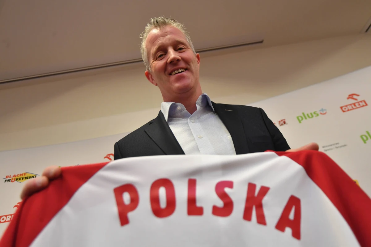 „Po prostu kocham siatkówkę!” – mówi Vital Heynen, który będzie bronił z reprezentacją Polski siatkarskiego mistrzostwa świata.  Ma 48 lat; od ponad dekady pracuje jako trener. Przez ten czas 5 razy zdobył Puchar Belgii, 4 razy Superpuchar oraz 4 razy mistrzostwo kraju. W trenerskim dorobku ma też podium Pucharu CEV i brąz mistrzostw świata zdobyty z Niemcami. W Polsce pracował już z siatkarzami z Bydgoszczy. Dziś musi wybrać najlepszych zawodników, którzy spróbują jesienią obronić mistrzostwo świata. O przygodzie, jaką jest siatkówka oraz o celach do realizacji z selekcjonerem reprezentacji Polski Vitalem Heynenem rozmawiał Paweł Pawłowski.