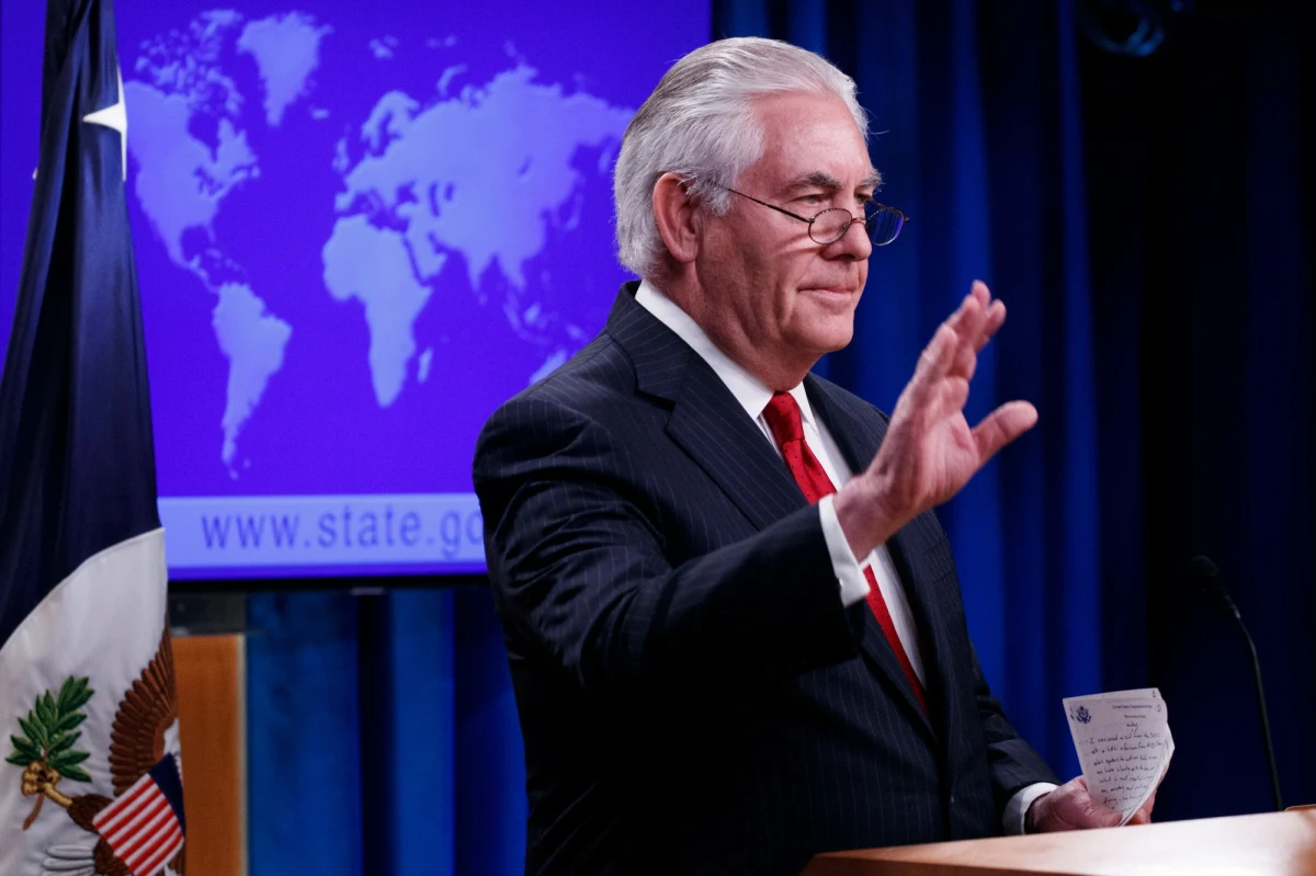 Rex Tillerson podczas krótkiego okresu sprawowania urzędu sekretarza stanu USA wydał na prywatnych konsultantów 12 mln dolarów. Niektórzy z konsultantów pobierali honoraria w wysokości 300 USD za godzinę - twierdzi portal Politico.Tillerson, który miał długoletnie doświadczenie jako szef koncernu ExxonMobil, jednego z największych na świecie, zatrudnił prywatnych doradców w celu "restrukturyzacji" amerykańskiego resortu dyplomacji.