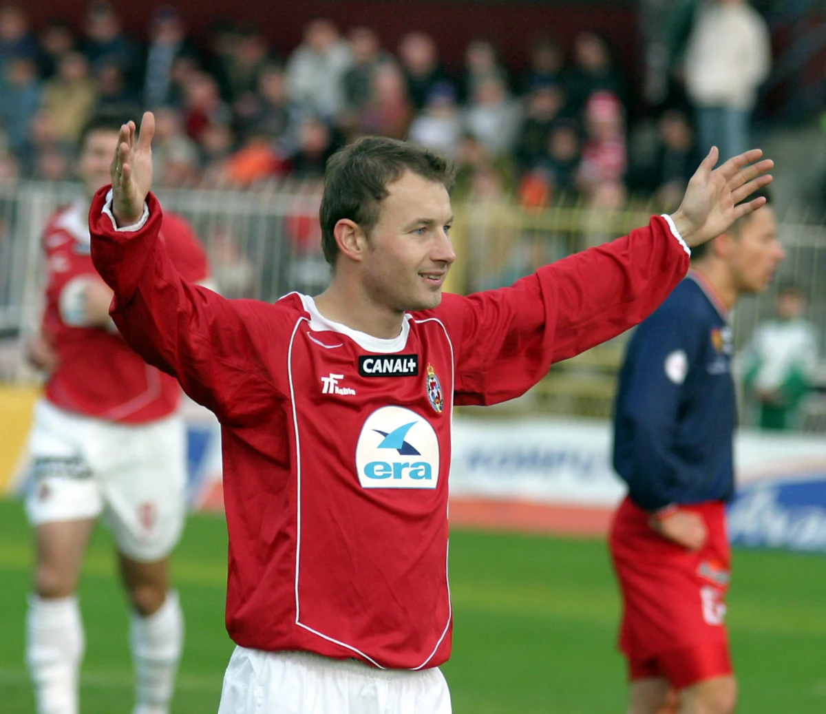 Gdyby w Ekstraklasie istniało biuro patentowe, to jego firmowe zagranie otrzymałoby specjalny certyfikat. Przez blisko 50 lat żaden zawodnik w polskiej lidze nie zdobył więcej bramek, a jeszcze dłużej nikt nie robił tego z taką łatwością. Tomasz Frankowski to kolejny kandydat w plebiscycie eurosport.interia.pl i RMF FM na polskiego piłkarza wszech czasów.