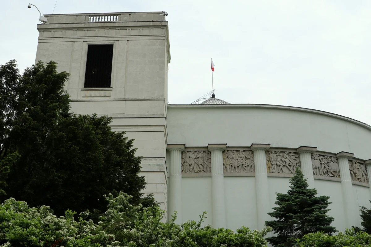 Po godzinie 11 posłowie Prawa i Sprawiedliwości złożyli wniosek o powołanie komisji śledczej ​do spraw podatku VAT. Wcześniej informację tę potwierdził dziennikarzom RMF FM poseł PiS Marcin Horała. Wbrew zapowiedziom, komisja będzie badać tylko lata 2007-2015, ponieważ PiS zrezygnował z badania obecnej skali wyłudzeń podatku VAT. W związku z tym Platforma Obywatelska złoży wniosek o rozszerzenie działalności planowej komisji. PO chce żeby pod tym względem badane były nie tylko czasy Donalda Tuska, ale także obecne rządy Prawa i Sprawiedliwości.

