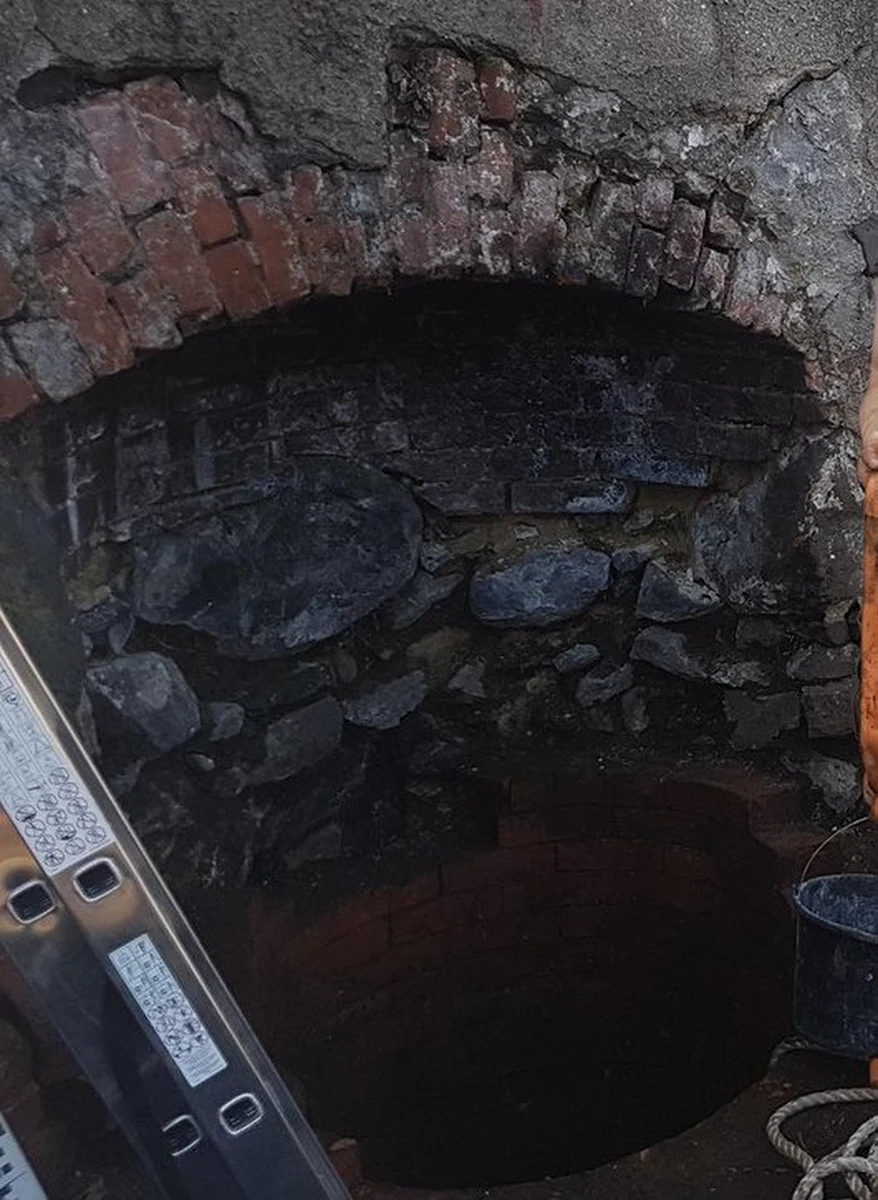 Kilkadziesiąt zabytkowych przedmiotów odnaleziono w XIX-wiecznej studni w dolnośląskim Lubaniu. To między innymi broń biała i palna. Prace w liczącej blisko osiem metrów głębokości studni trwają. Najstarsze artefakty pochodzą z XIX wieku. Znaleziono także elementy wyposażenia wojskowego z czasów II wojny światowej.