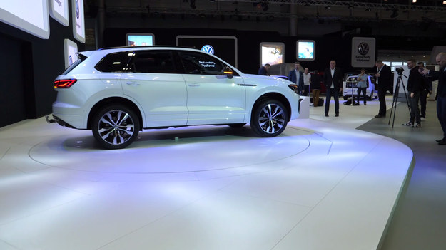 Nowy Touareg na poznańskich targach Motor Show przyciąga tłumy. Trudno się dziwić, ponieważ jest to pierwsza prezentacja tego modelu na naszym kontynencie. Elegancka linia nadwozia i bogato wyposażone wnętrze nie sugerują terenowego zacięcia, a jednak Touareg potrafi imponująco dobrze poradzić sobie ze stromymi podjazdami. 