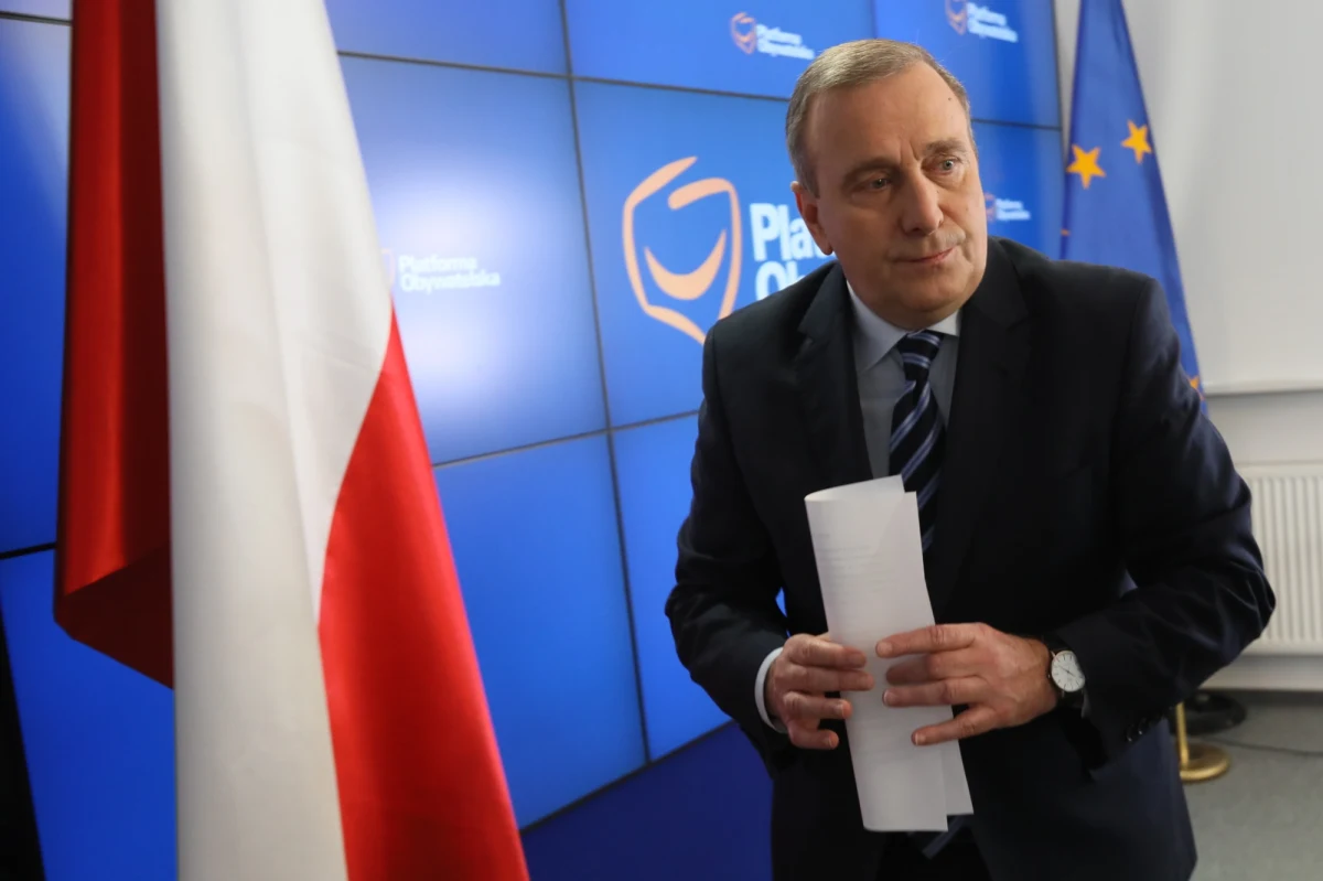 "Pieniądze z nagród powinny zostać zwrócone Polakom, a nie organizacjom takim jak Caritas" - powiedział szef PO Grzegorz Schetyna w odpowiedzi na czwartkową konferencję prezesa PiS Jarosława Kaczyńskiego. Schetyna domaga się również wyjaśnienia, kto podjął decyzję o przyznaniu nagród oraz listy wszystkich osób, które je przyjęły. 