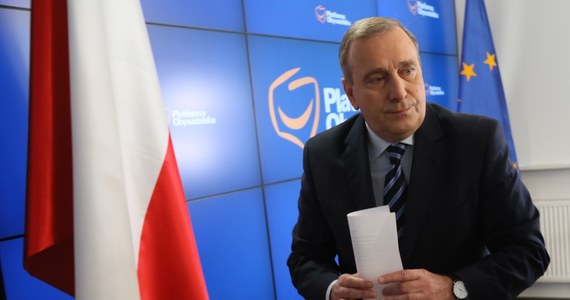 "Pieniądze z nagród powinny zostać zwrócone Polakom, a nie organizacjom takim jak Caritas" - powiedział szef PO Grzegorz Schetyna w odpowiedzi na czwartkową konferencję prezesa PiS Jarosława Kaczyńskiego. Schetyna domaga się również wyjaśnienia, kto podjął decyzję o przyznaniu nagród oraz listy wszystkich osób, które je przyjęły. 