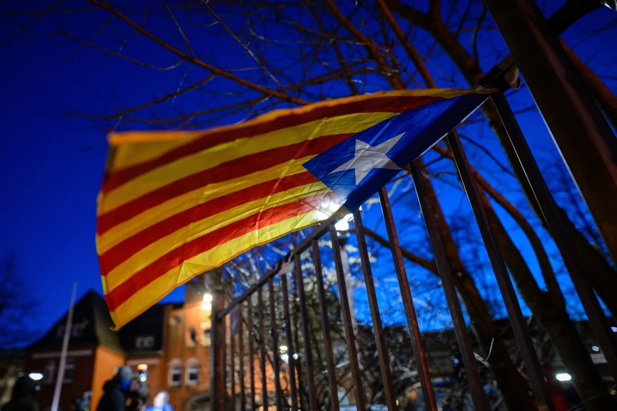 ​Niemiecka prokuratura nakazała w piątek natychmiastowe zwolnienie z aresztu byłego premiera Katalonii Carlesa Puigdemonta, informując, że wpłacił on orzeczoną przez sąd kaucję w wysokości 75 tys. euro. Według prokuratury generalnej Szlezwika-Holsztynu Puigdemont przekazał władzom adres, pod którym będzie przebywał w Niemczech do czasu decyzji w sprawie swej ewentualnej ekstradycji do Hiszpanii.