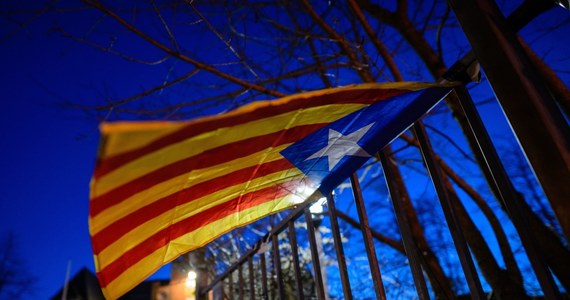 ​Niemiecka prokuratura nakazała w piątek natychmiastowe zwolnienie z aresztu byłego premiera Katalonii Carlesa Puigdemonta, informując, że wpłacił on orzeczoną przez sąd kaucję w wysokości 75 tys. euro. Według prokuratury generalnej Szlezwika-Holsztynu Puigdemont przekazał władzom adres, pod którym będzie przebywał w Niemczech do czasu decyzji w sprawie swej ewentualnej ekstradycji do Hiszpanii.