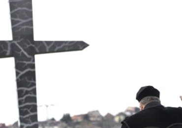 Węgry: Odsłonięcie pomnika "Memento-Smoleńsk". Kaczyński: To piękny gest