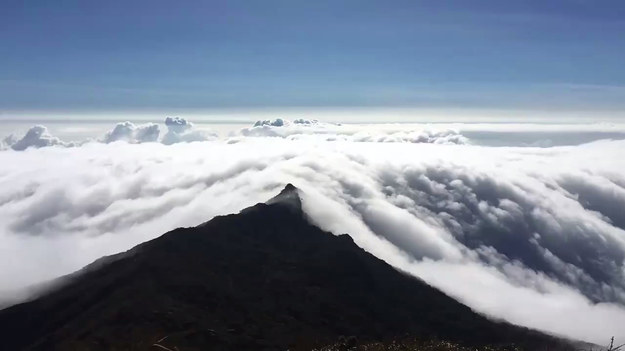 Piękny materiał, na którym widać hipnotyzującą wręcz "rzekę chmur", przepływającą nad szczytem góry. Wideo zostało nakręcone na Mount Halcon na odległej wyspie Mindoro na Filipinach.