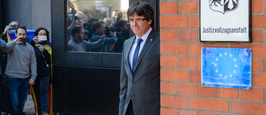 Były premier Katalonii Carles Puigdemont opuścił w piątek więzienie w Neumuenster (Szlezwik-Holsztyn), gdzie przebywał w oczekiwaniu na decyzję sądu w sprawie jego aresztu ekstradycyjnego.
