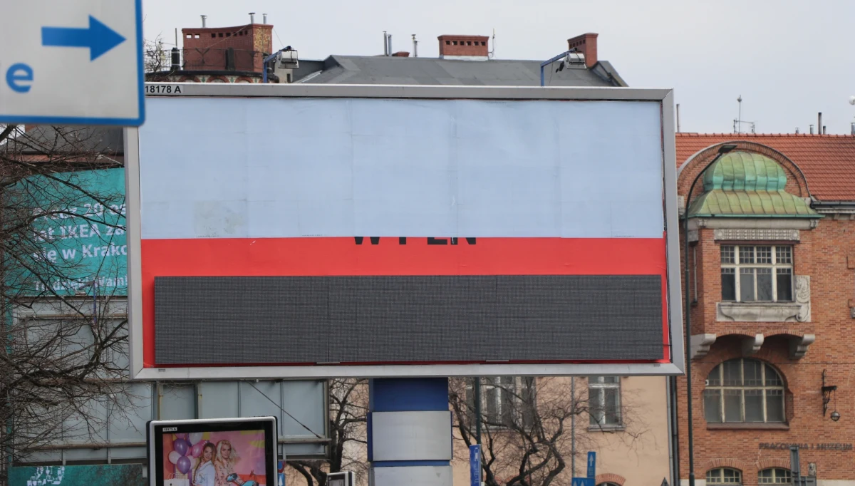 Po niespełna dobie do uruchomienia został wyłączony licznik długu Krakowa. Instalacja zawisła w czwartek na jednym z billboardów przy hotelu Cracovia. Zainstalowano także elektroniczny wyświetlacz ukazujący aktualne zadłużenie miasta. Pomysłodawcą akcji było stowarzyszanie Logiczna Alternatywa i jego lider Łukasz Gibała.