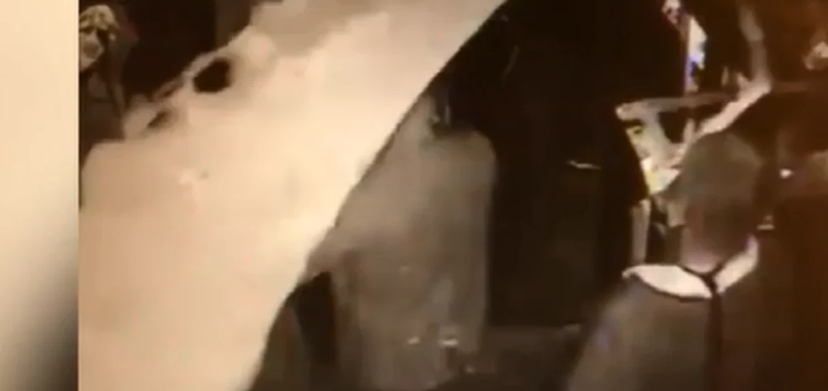 Nieznany mężczyzna wszedł do pubu w niewielkiej miejscowości Lymm pod Manchesterem i oblał białą farbą klientów i obsługę, po czym uciekł. W tym samym czasie jego kompan oblał czerwoną farbą fasadę budynku. 