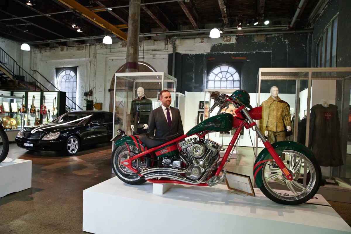 Russell Crowe wyprzedaje swoje skarby. Na aukcję Sotheby trafiło ponad 200 należących do aktora przedmiotów. Ich wyprzedaż ma pomóc mu "rozliczyć się" się z przeszłością. 