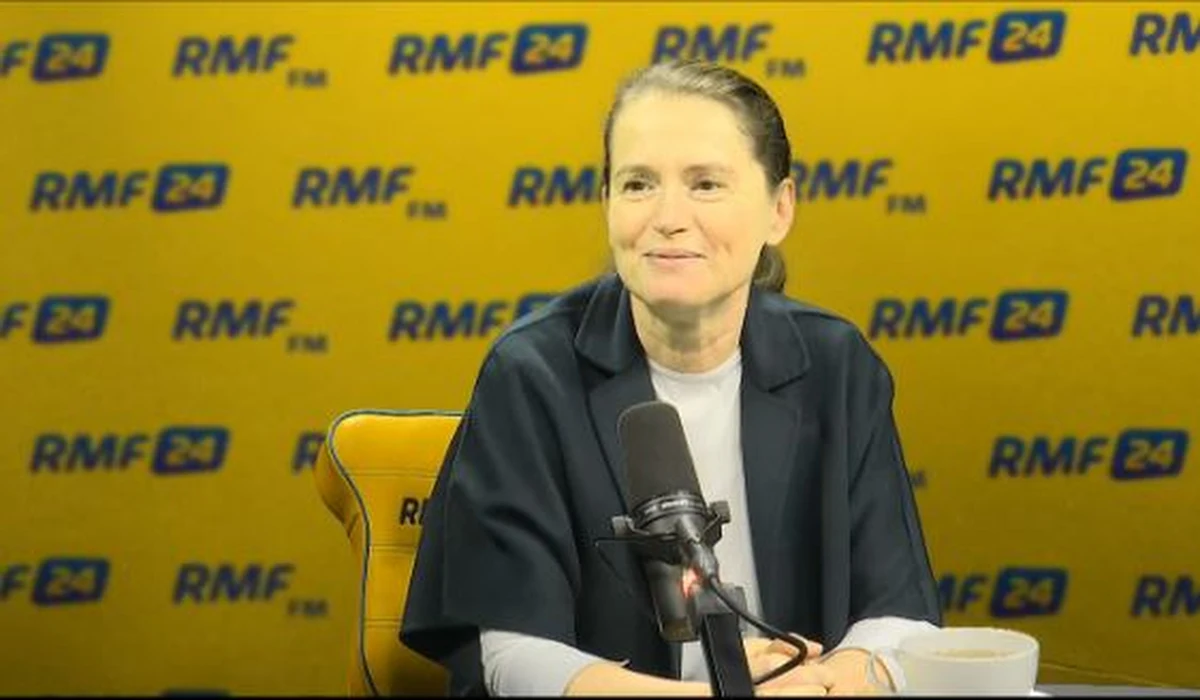 "Dobrze, że prezydent pochylił się nad ustawą degradacyjną i pokazał swoją postawą, że jako zwierzchnikowi sił zbrojnych los żołnierzy jest bliski jego sercu" – tak Monika Jaruzelska komentuje zapowiedź prezydenta Andrzeja Dudy dotyczącą wznowienia prac nad ustawą. Zdaniem córki generała Wojciecha Jaruzelskiego, jesteśmy świadkami kolejnego etapu walki o wpływy między prezydentem a Ministerstwem Obrony Narodowej. "Bardzo prezydentowi współczuję. Jest postawiony w bardzo trudnej sytuacji" – powiedziała Monika Jaruzelska, Gość Krzysztofa Ziemca w RMF FM. Konsultacje z prezydentem ws. ustawy degradacyjnej? Z jednej strony Monika Jaruzelska mówi, że nie chciałaby się wpraszać do Pałacu Prezydenckiego, z drugiej stwierdza, że zaproszenie na takie rozmowy od Andrzeja Dudy by przyjęła. "Nie chciałabym stawiać pana prezydenta w trudnej sytuacji. Takie gesty jak zaproszenie Jaruzelskiej, córki gen. Jaruzelskiego byłoby źle odebrane przez jego środowisko" – mówi Gość Krzysztofa Ziemca w RMF FM. Na pytanie, czy takie zaproszenie ze strony Pałacu Prezydenckiego przyjęłaby, odpowiada: "Ależ oczywiście, głowie państwa się nie odmawia". "Dla mnie najważniejsze jest, by wojsko nie było upokarzane. Ustawy degradacyjnej nie powinno być" – stwierdziła dalej. "Wojsko powinno służyć ku chwale ojczyzny, a nie polityków" – dodała. Jej zdaniem, ustawa degradacyjna miała na celu upolitycznienie wojskowych oraz zdezintegrowanie środowiska wojskowych, "żeby wojsko było słabe i nie zagrażało politykom". 