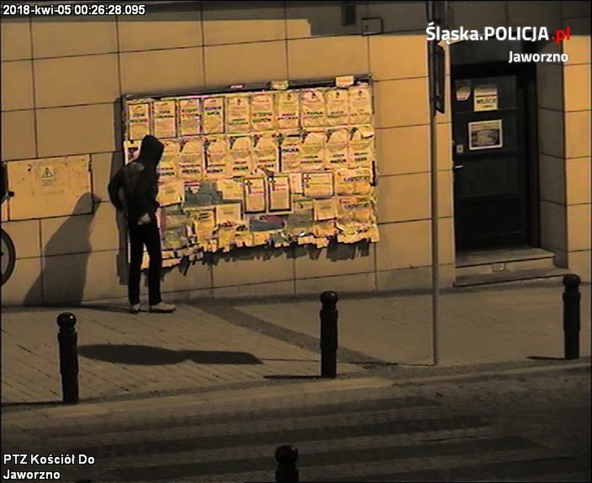 Policja zatrzymała 15-latka, który w centrum Jaworzna powiesił podpisaną imieniem i nazwiskiem fotografię nastolatki wraz ze zdjęciami pornograficznymi. Sprawcę wcześniej zarejestrowały kamery monitoringu. 