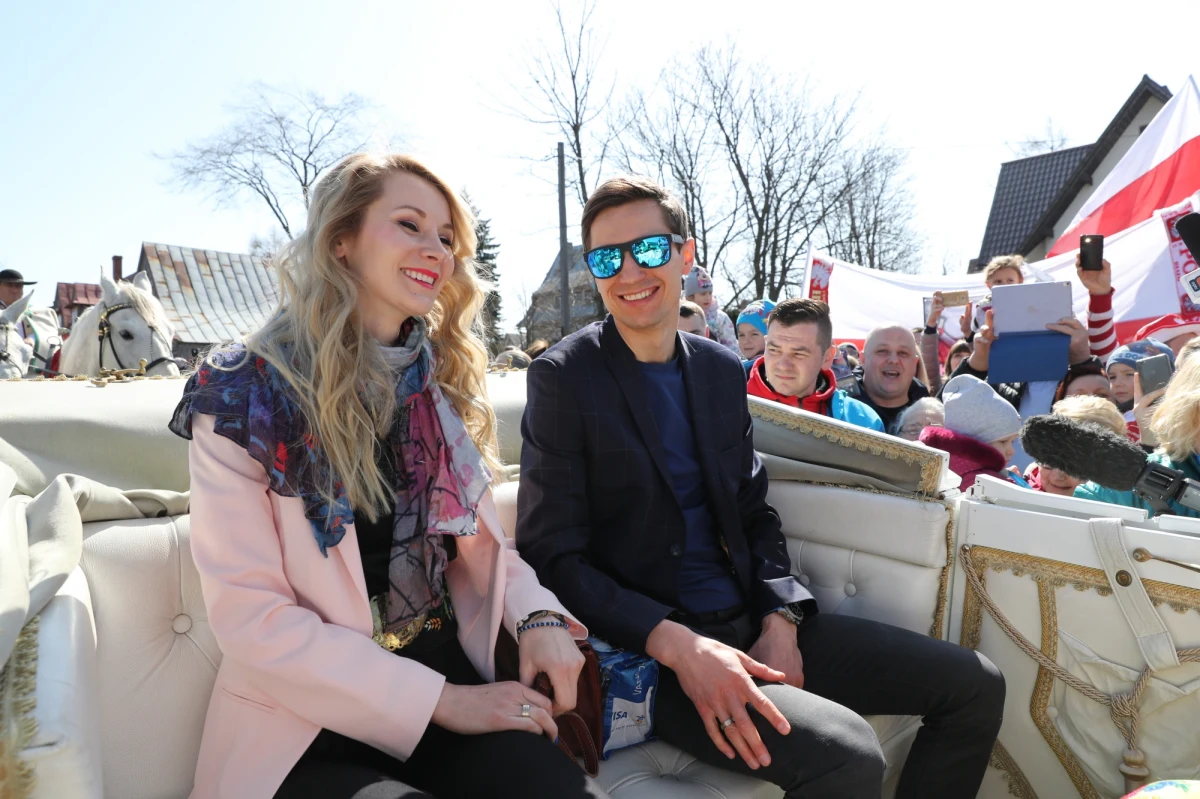 Podhale powitało w Zębie koło Zakopanego Kamila Stocha, multimedalistę olimpijskiego i mistrzostw świata w skokach narciarskich. ​Wraz ze Stochem do jego rodzinnej miejscowości przyjechali m.in. kolega z brązowej drużyny igrzysk olimpijskich w Pjongczangu Dawid Kubacki, rodziny obu skoczków i przedstawiciele sztabu szkoleniowego.