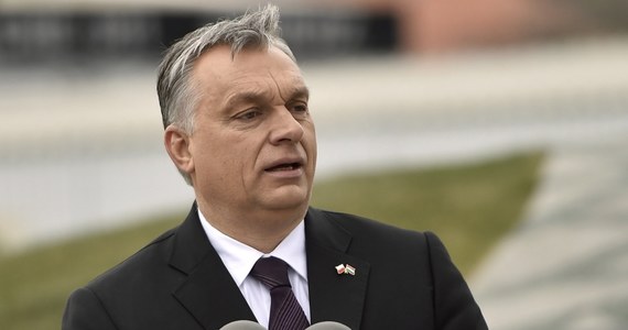 Rządzący na Węgrzech Fidesz koncentrował się w końcówce kampanii przed niedzielnymi wyborami parlamentarnymi, na kwestii migracji. Opozycja obiecywała m.in. walkę z korupcją, naprawę służby zdrowia i wycofanie się z umowy w sprawie elektrowni w Paksu. 