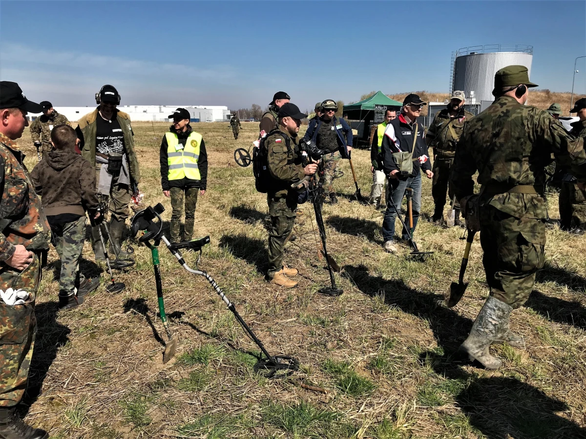 777 lat temu pod dolnośląską Legnicą Tatarzy pokonali polskich wojów. Do dziś nie wiadomo jednak, gdzie dokładnie rozegrała się bitwa. Miejsce potyczki chcą odnaleźć miłośnicy historii. Pod Legnicą w teren ruszyła grupa trzydziestu pięciu poszukiwaczy z wykrywaczami metalu wspierana przez archeologów i pasjonatów historii. Od piątku szukają śladów bitwy. 
