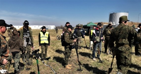 777 lat temu pod dolnośląską Legnicą Tatarzy pokonali polskich wojów. Do dziś nie wiadomo jednak, gdzie dokładnie rozegrała się bitwa. Miejsce potyczki chcą odnaleźć miłośnicy historii. Pod Legnicą w teren ruszyła grupa trzydziestu pięciu poszukiwaczy z wykrywaczami metalu wspierana przez archeologów i pasjonatów historii. Od piątku szukają śladów bitwy. 