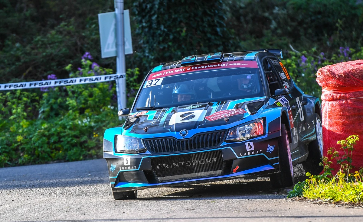 Łukasz Pieniążek (Printsport Racing) zajmuje piąte miejsce po drugim dniu 61. Rajdu Korsyki w klasyfikacji WRC 2. Polak po pechowym trzecim OS-ie w piątek, w sobotę jechał bardzo dobrze i przesunął się do przodu w klasyfikacji. Uniknęliśmy dużych błędów i na poszczególnych odcinkach notowaliśmy naprawdę dobre czasy. Możemy być zadowoleni z tego dnia. Tam, gdzie byłem pewien swojego opisu starałem się jechać jak najszybciej. Te pojedyncze czasy były naprawdę super - mówił Pieniążek.