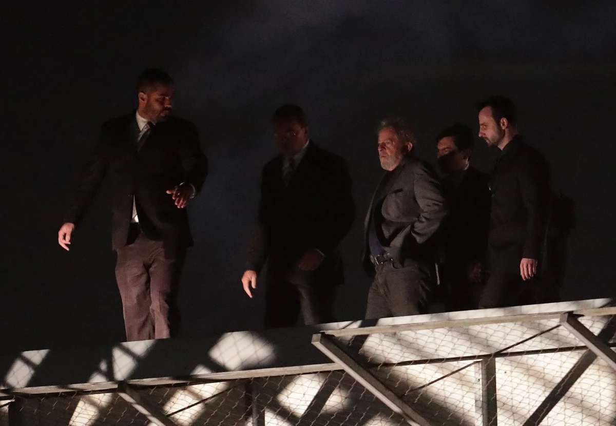 Luiz Inacio Lula da Silva, ​były prezydent Brazylii oddał się w ręce policji i zostanie przewieziony do miasta Kurytyba w celu odbycia kary 12. lat więzienia za korupcję - podał Reuters w niedzielę.
