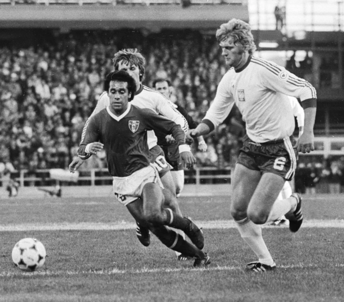 Uderzyć umiał zawsze. I to tak siarczyście, "z kopyta". Ale jeśli Jerzy Gorgoń  - kolejny kandydat w plebiscycie eurosport.interia.pl i RMF FM na najlepszego polskiego piłkarza wszech czasów - wszedł na dobre do panteonu sław piłkarskich, to przede wszystkim dlatego, że stworzył z Władysławem Żmudą najlepszy duet stoperów w historii naszego futbolu. 