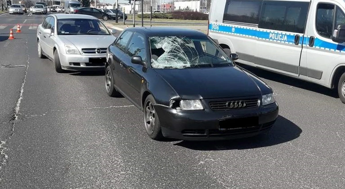 Trwa wyjaśnianie okoliczności wypadku, do którego doszło w sobotę w Łodzi. 23-latek kierujący audi na przejściu dla pieszych potrącił 70-latkę. Kobieta zmarła w szpitalu. Z kolei nietrzeźwy kierowca omal nie przejechał pracującego na miejscu zdarzenia policjanta.
