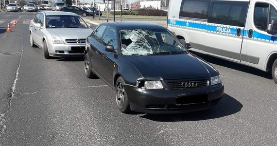 Trwa wyjaśnianie okoliczności wypadku, do którego doszło w sobotę w Łodzi. 23-latek kierujący audi na przejściu dla pieszych potrącił 70-latkę. Kobieta zmarła w szpitalu. Z kolei nietrzeźwy kierowca omal nie przejechał pracującego na miejscu zdarzenia policjanta.