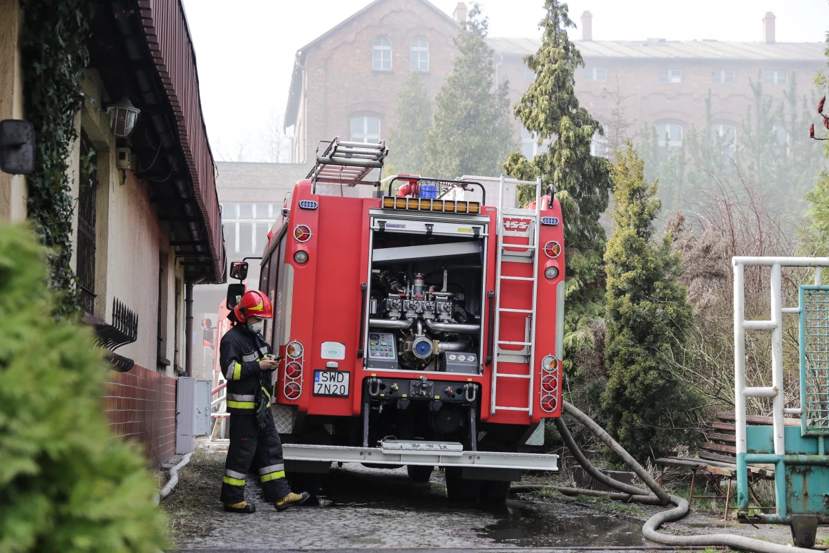 ​Kilkanaście jednostek straży pożarnej wezwano w niedzielę do akcji gaszenia pożaru nieużytkowanego budynku cechowni po kopalni Anna w Pszowie (Śląskie). Ogień objął sporą część dachu. Nikomu nic się nie stało, pożar już się nie rozprzestrzenia - podali strażacy.
