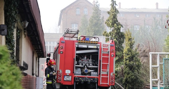 ​Kilkanaście jednostek straży pożarnej wezwano w niedzielę do akcji gaszenia pożaru nieużytkowanego budynku cechowni po kopalni Anna w Pszowie (Śląskie). Ogień objął sporą część dachu. Nikomu nic się nie stało, pożar już się nie rozprzestrzenia - podali strażacy.