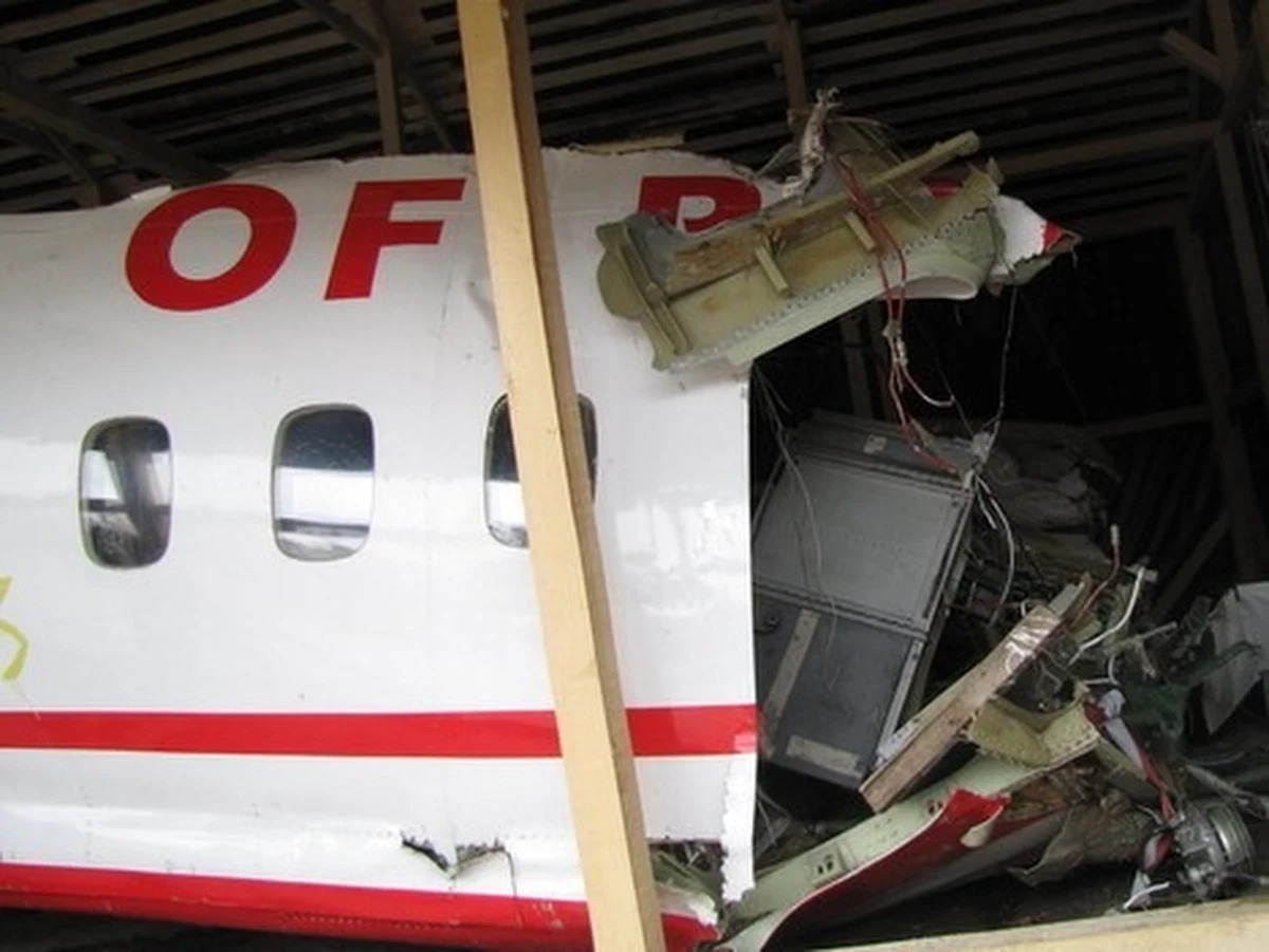 Próbki pobrane z samolotu Tu-154M, który rozbił się w Smoleńsku, zostały w maju 2017 r. przekazane brytyjskiemu laboratorium Forensic Explosives Laboratory (FEL), będącego częścią DSTL, podlegającego brytyjskiemu ministerstwu obrony. Do tej pory nie poinformowano publicznie o rezultatach badań.