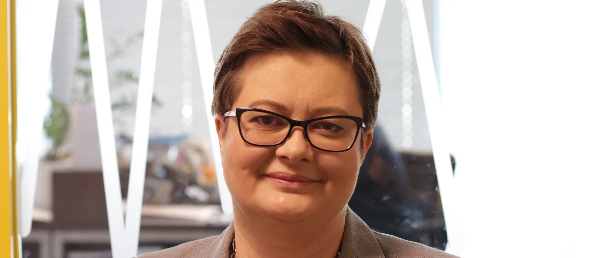 Nie zniesiemy uposażeń poselskich, bo nie chcemy mieć tzw. dziadowskiego państwa - powiedziała w Porannej rozmowie w RMF FM Katarzyna Lubnauer. Według szefowej Nowoczesnej, PiS chce obniżyć wynagrodzenia wójtom, burmistrzom i prezydentom miast, bo "zdaje sobie sprawę, że przegra te wybory, w związku z tym jest im wszystko jedno, ile będą dostawać prezydenci i burmistrzowie miast". "To jest mściwe, mam wrażenie, że najbardziej chcieliby ukarać jednoosobowo tych, którzy wykryli nagrody, zamiast ukarać swoich ministrów, którzy te nagrody wzięli" - skomentowała Lubnauer. Na pytanie o zarobki ministrów odpowiedziała zaś, że minister powinien zarabiać mniej więcej tyle, co parlamentarzysta europejski. Dopytywana jednak przez Roberta Mazurka o to, czy rzeczywiście pensje ministrów powinny wynosić ok. 40 tys. złotych, przyznała, że to "przesada". Zdaniem szefowej Nowoczesnej, minister powinien zarabiać ok. 20 tys. złotych, a posłowie - na poziomie dwóch średnich krajowych, czyli tyle, ile mniej więcej teraz dostają. "Przy czym powinno to być powiązane z zasadą, że jeżeli polityk dobrze rządzi i ludziom lepiej się żyje, to ma szansę, żeby zarabiał więcej" - stwierdziła Lubnauer.