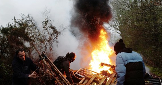 Nie widać końca starć ponad dwóch i pół tysiąca żandarmów z oddziałów szturmowych z grupami anarchistów, ekologów i skrajnie lewicowych ugrupowań w pobliżu Nantes we Francji. Podpalane są opony, a protestujący w maskach przeciwgazowych na twarzach, obrzucają butelkami z benzyną pojazdy policjantów, którzy odpowiadają granatami ogłuszającymi i gazem łzawiącym. 