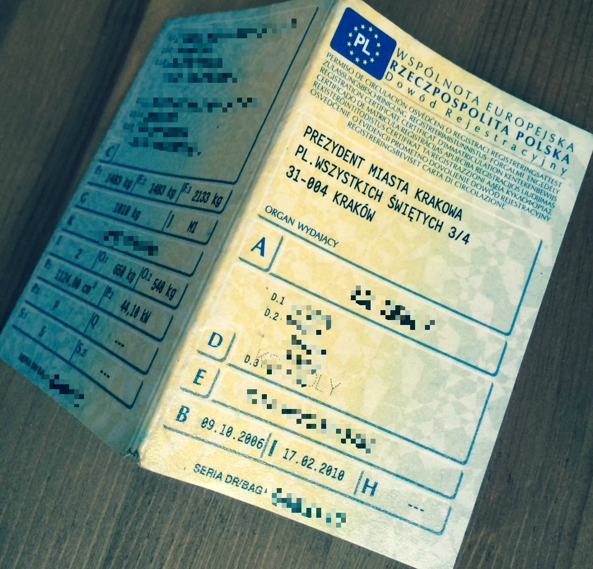 Zbliża się koniec mandatów za brak papierowej wersji dowodu rejestracyjnego i polisy OC. Zamiast tego policja sprawdzi dane o pojeździe w systemie informatycznym - pisze "Dziennik Gazeta Prawna".