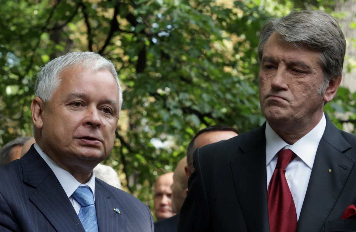 "Wspominam Lecha i Marię Kaczyńskich jako ludzi bardzo światłych. (…) Lech Kaczyński spoglądał poza horyzonty (…). Dla mnie osobiście był on ostatnim wielkim liderem Europy Wschodniej" - zaznaczył w przeddzień 8. rocznicy katastrofy smoleńskiej były przywódca Ukrainy Wiktor Juszczenko, który w prezydenckim fotelu zasiadał w latach 2005-2010. Podkreślił, że on i Lech Kaczyński wiele czasu i starań poświęcali stosunkom polsko-ukraińskim. "Daleki jestem od myśli, że do 2010 roku wszystkie problemy między nami (Polakami i Ukraińcami) zostały rozwiązane, ale jestem przekonany, że te relacje (…) były już absolutnie lepsze. Dlatego dziś mówię z przykrością, że Polacy nie uświadomili sobie, kim naprawdę był prezydent Lech Kaczyński" - stwierdził.