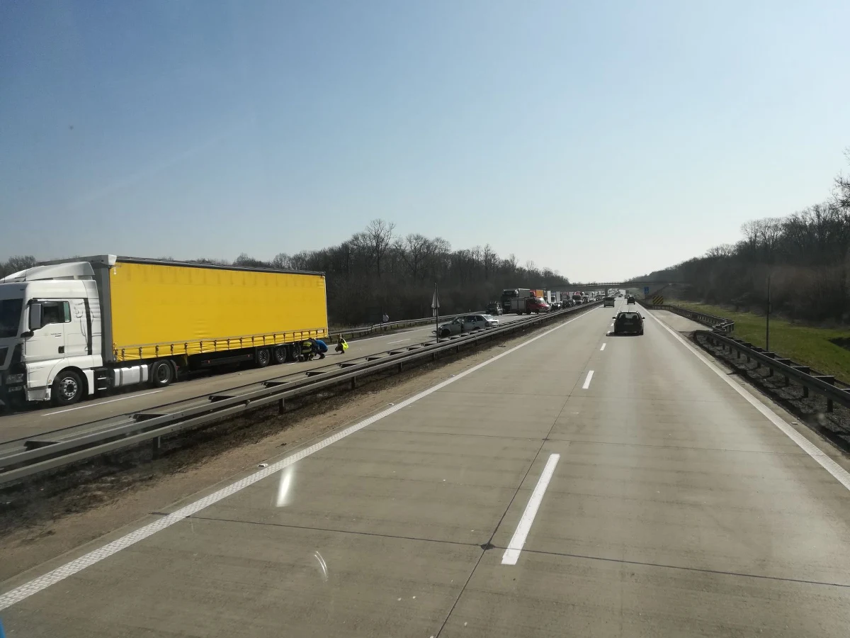 W korku utknęli kierowcy na dolnośląskim odcinku autostrady A4 po wypadku między węzłami Kostomłoty i Kąty Wrocławskie. Zator ma około ośmiu kilometrów długości. Zderzyły się tam trzy auta osobowe i ciężarówka.

