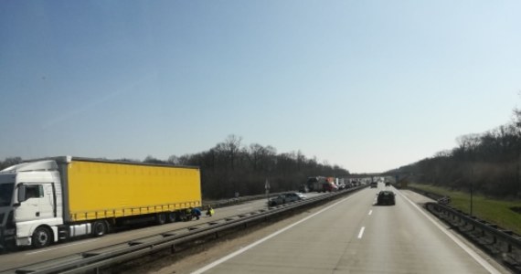 W korku utknęli kierowcy na dolnośląskim odcinku autostrady A4 po wypadku między węzłami Kostomłoty i Kąty Wrocławskie. Zator ma około ośmiu kilometrów długości. Zderzyły się tam trzy auta osobowe i ciężarówka.

