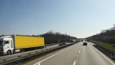 Kierowcy utknęli w korku na A4. Zderzyły się trzy auta i i ciężarówka