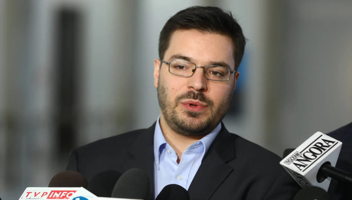Kukiz'15 proponuje obniżenie stawek VAT z 23 proc. i 8 proc. do 22 proc. i 7 proc. Odpowiedni projekt został już złożony - poinformował wicemarszałek Sejmu Stanisław Tyszka. Według niego, obniżenie stawek VAT pobudzi konsumpcję oraz przyczyni się do ograniczenia szarej strefy.