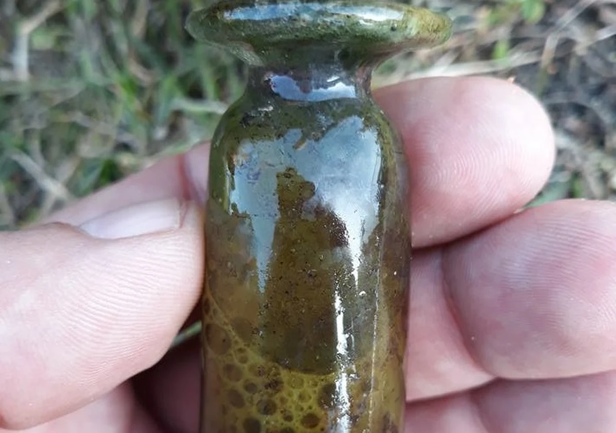 Została uznana za źródło ciemnych sił, włożona do słoika z wodą święconą i zakopana nad brzegiem strumienia. Tymczasem to XVII-wieczny zabytek. Szklana fiolka z dziwną zawartością trafiła do muzeum w Kamieniu Pomorskim. 