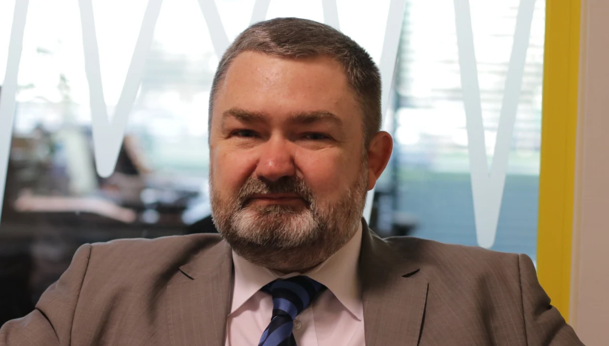 Co eurodeputowany Karol Karski sądzi o wizycie wiceszefa KE Fransa Timmermansa w Polsce? „Myślę, że to jest taka sytuacja, której dawno należało się spodziewać. Od początku było wiadomo, że procedura sankcyjna wobec Polski będzie niekonkluzywna. Komisja Europejska weszła w pewną uliczkę nie zdając sobie sprawy, że nie będzie z niej wyjścia” – mówił polityk PiS w Popołudniowej rozmowie w RMF FM. O jutrzejszej 8. rocznicy katastrofy smoleńskiej powiedział, że „powinniśmy starać się łączyć w kwestii zadumy i oddania hołdu osobom, które w Smoleńsku zginęły”. Pytany o pomnik ofiar katastrofy na placu Piłsudskiego w Warszawie, stwierdził, że „zdecydowała wola narodu”. Dopytywany, czy Polacy faktycznie chcieli monumentu akurat w tym miejscu, odpowiedział: „Nie sprowadzajmy tego, do tak wąskich zagadnień”. Były wiceszef MSZ uważa, że sytuacja byłaby inna, gdyby nie wcześniejsze decyzje prezydent Warszawy. „Grzech pierworodny został popełniony przez panią Hannę Gronkiewicz-Waltz, która nie wyraziła zgody na upamiętnienie wszystkich 96 ofiar katastrofy przed Pałacem Prezydenckim” – mówił gość Marcina Zaborskiego w RMF FM. 