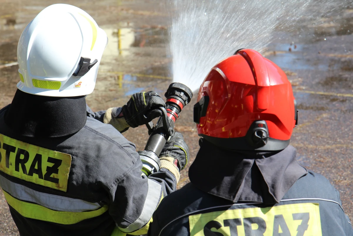 Małopolscy strażacy ugasili pożar ponad 4 hektarów nieużytków w okolicach Jankowic w powiecie chrzanowskim. To największy w tym roku pożar spowodowany wypalaniem traw. 