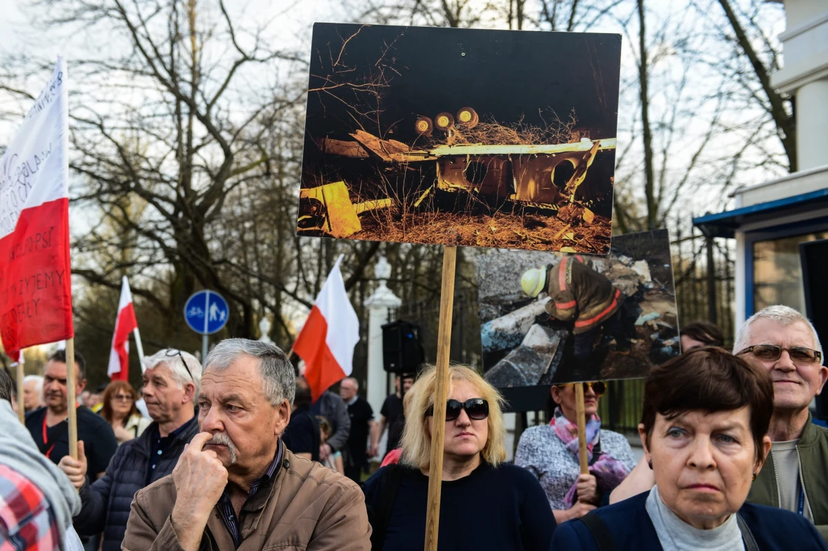 Około 80 osób wzięło udział w manifestacji regionalnych klubów "Gazety Polskiej" przed ambasadą Rosji w Warszawie. Demonstracja odbyła się w przeddzień rocznicy katastrofy smoleńskiej. Zebrani domagali się zwrotu wraku i czarnych skrzynek Tu -154 M.