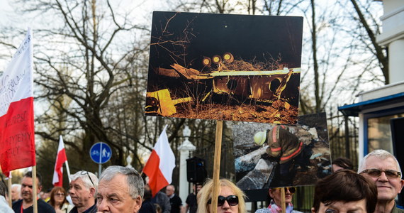 Około 80 osób wzięło udział w manifestacji regionalnych klubów "Gazety Polskiej" przed ambasadą Rosji w Warszawie. Demonstracja odbyła się w przeddzień rocznicy katastrofy smoleńskiej. Zebrani domagali się zwrotu wraku i czarnych skrzynek Tu -154 M.